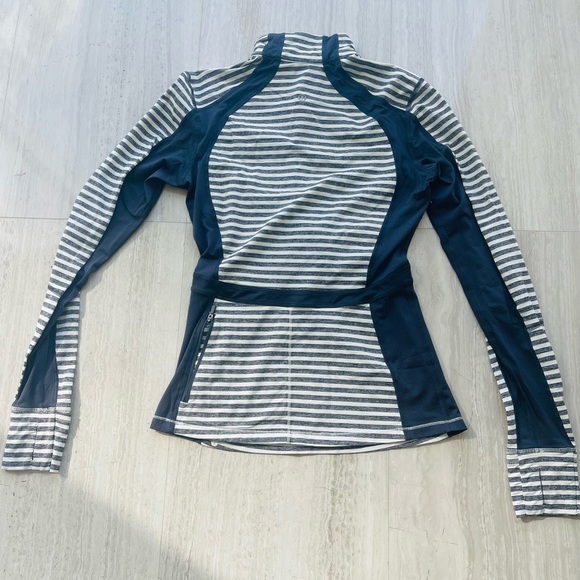 Beautiful Lululemon half zip form fitting long sleeve sweater pullover. Size 6 - Picture 5 of 5